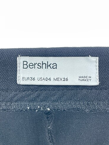 36 Beden siyah Renk Bershka Mini Şort %70 İndirimli.