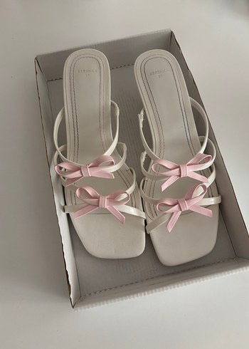 Bershka Pembe Fiyonklu Topuklu Kadın Sandalet