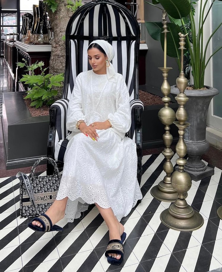 Dantel Detaylı Beyaz Uzun Salaş Elbise - Görsel 2