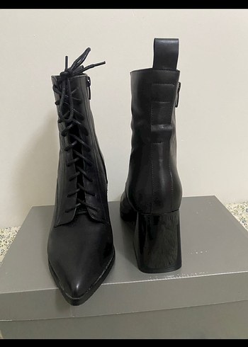 Siyah Deri Bağcıklı Blok Topuklu Kadın Bot - Görsel 2