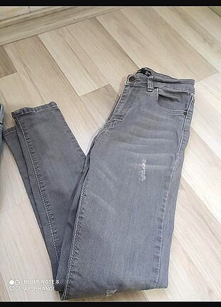 Ambar markalı gri Jean. 