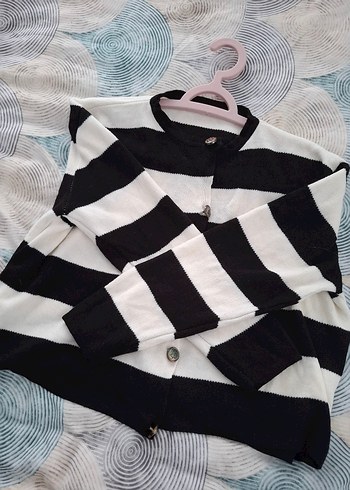 Düğmeli Siyah Beyaz Çizgili Kadın Hırka - Görsel 2