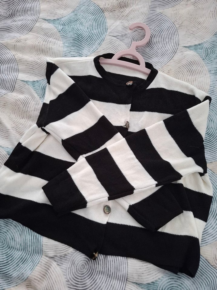 Düğmeli Siyah Beyaz Çizgili Kadın Hırka - Görsel 2