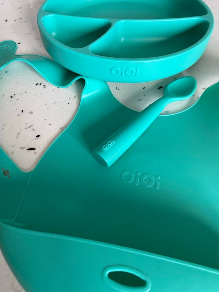 Çocuklar için Turkuaz Bölmeli Tabak ve Önlük Seti - Görsel 3