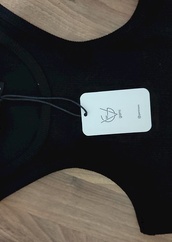 Siyah Yüksek Yakalı Kadın Atlet - Görsel 2