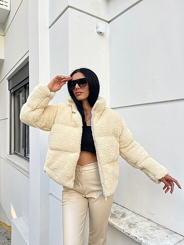 İçi dolgulu bej peluş mont