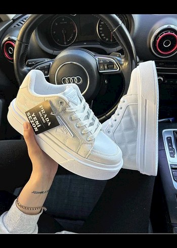 Prada beyaz