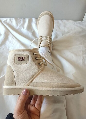 UGG BAĞCİKLİ İCİ TÜYLÜ BOT bej