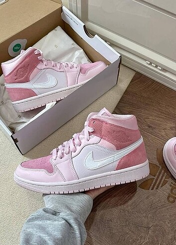 Nike Air Jordan 1 Mid ?Digital Pink? 