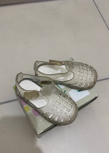 Beyaz Parıltılı Kız Çocuk Sandaletleri 23 numara - Görsel 2