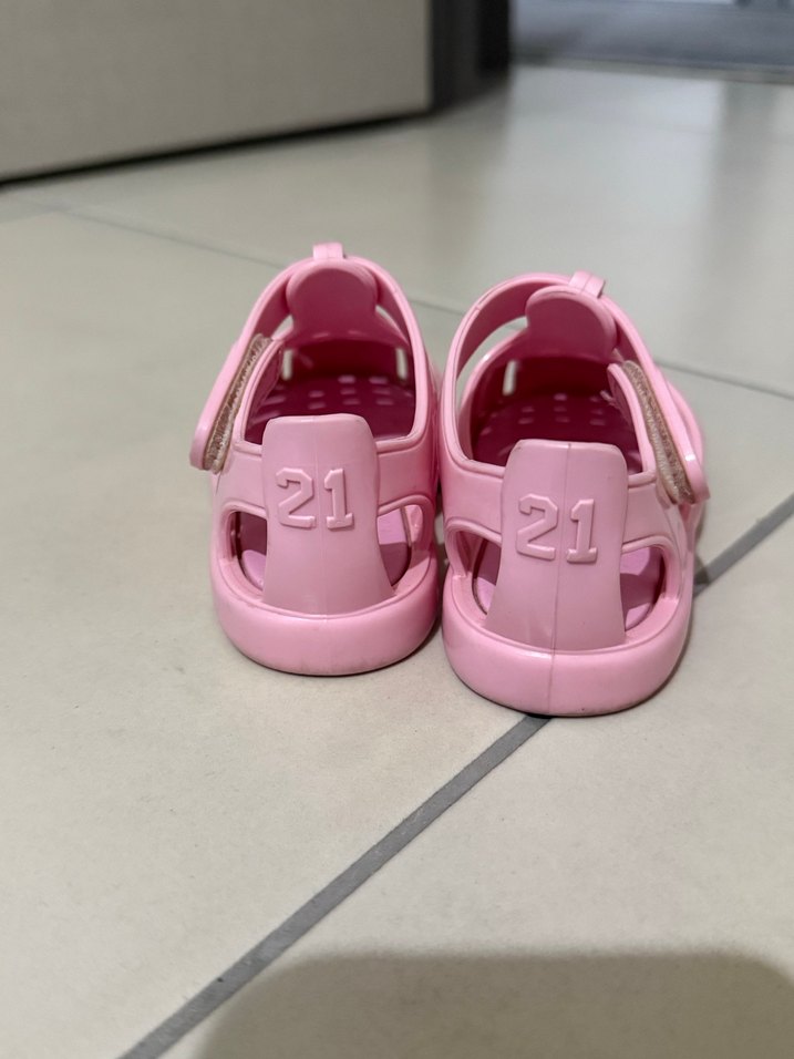 Kız Çocuk Pembe Tokalı Kauçuk Sandalet - Görsel 2