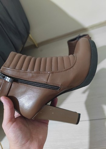 36 Beden Bej Deri Dolgu Topuklu Kadın Bot