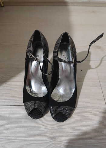 Siyah Yılan Derisi Desenli Tokalı Stiletto