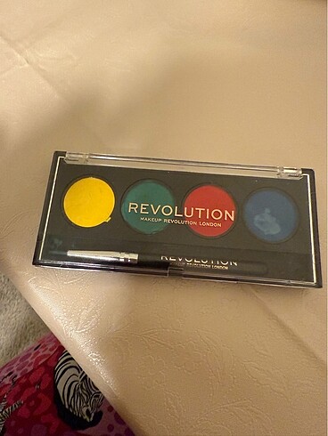 Revolution Revolution Far Paleti