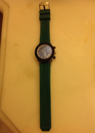 Orjinal olmayan yeşil büyük boy saat
