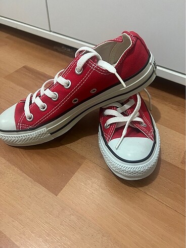 Kırmızı converse