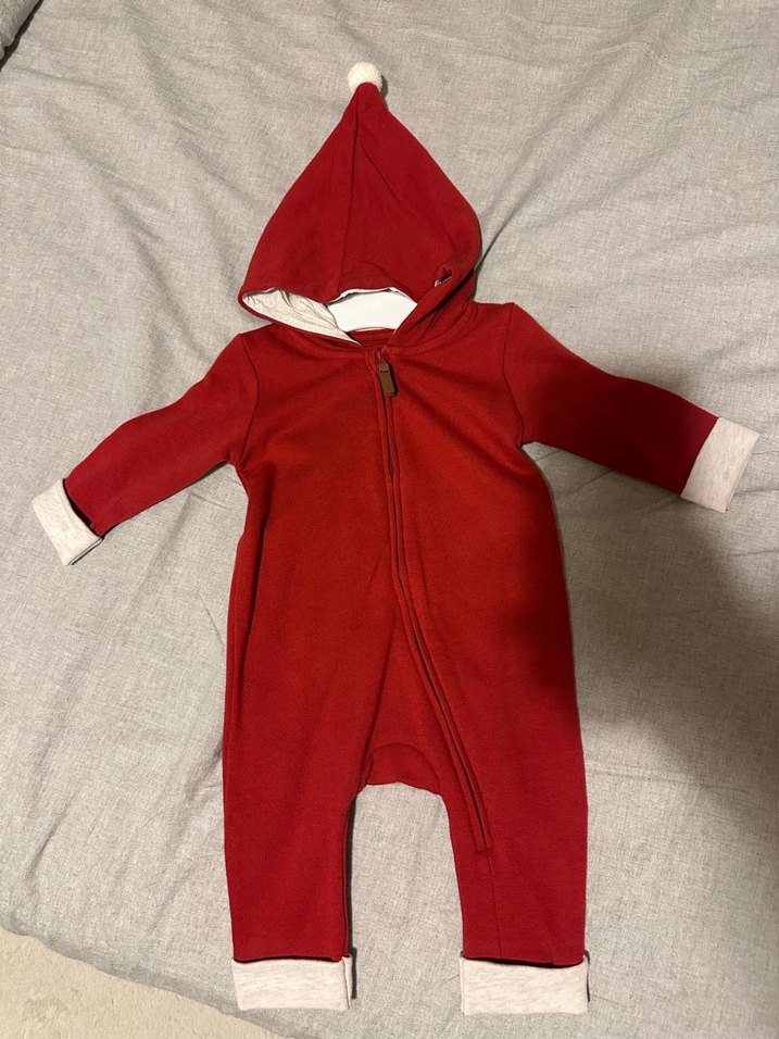Kırmızı Kapüşonlu Bebek Tulum - Görsel 2