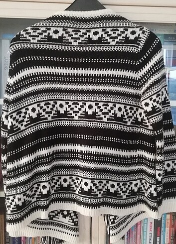 Bol dökümlu  hırka - Görsel 3