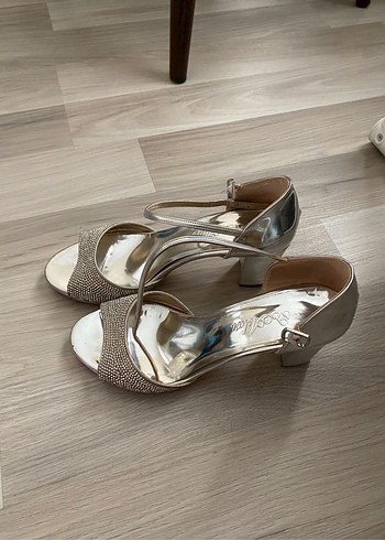 Taşlı Tokalı Gümüş Topuklu Ayakkabı - Görsel 3