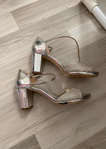 Taşlı Tokalı Gümüş Topuklu Ayakkabı - Görsel 2