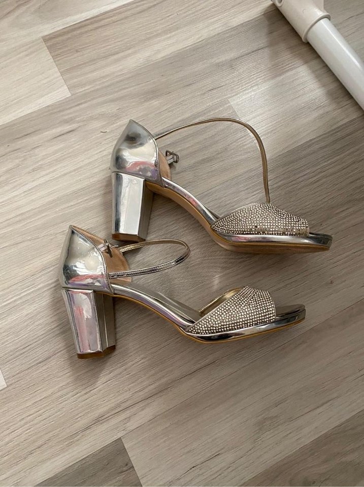 Taşlı Tokalı Gümüş Topuklu Ayakkabı - Görsel 2