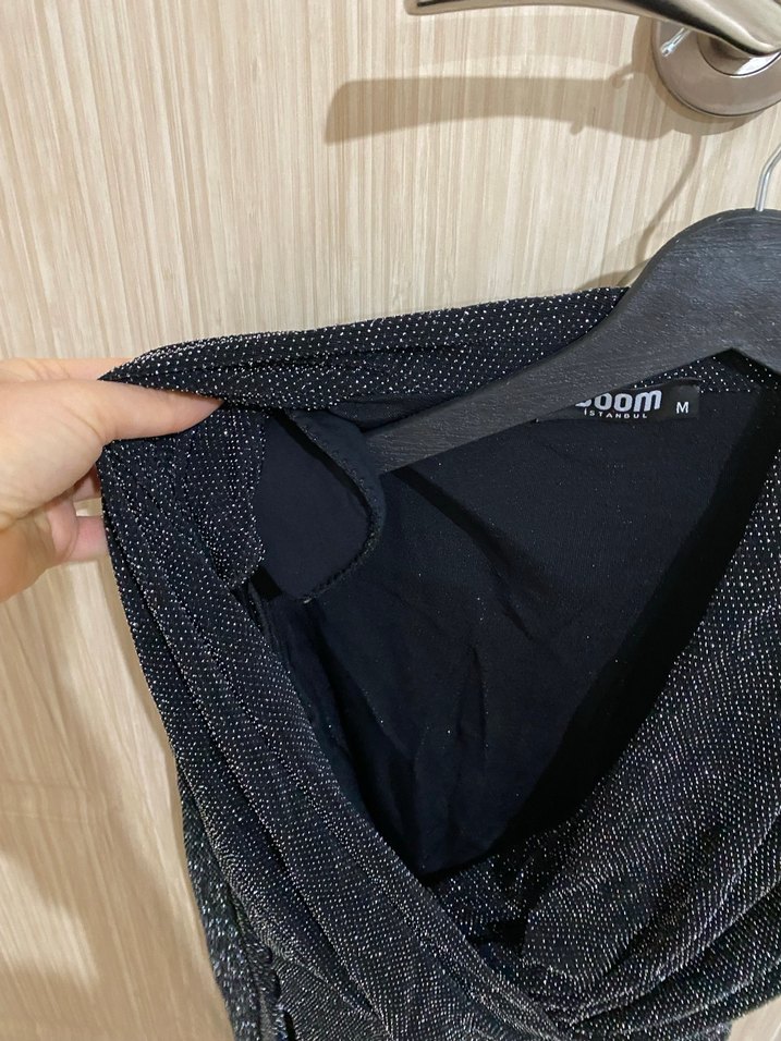 Drapeli V Yakalı Uzun Kollu Siyah Işıltılı Bluz - Görsel 3