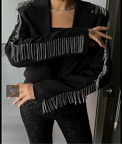 Kolları taşlı crop blazer ceket