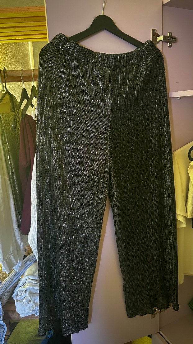 Parlak Siyah Pliseli Kadın Kumaş Pantolon - Görsel 2