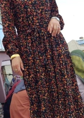 Çiçekli tesettür elbise - Görsel 2