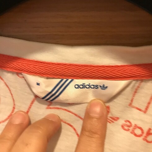 m Beden Adidas baskılı tişört