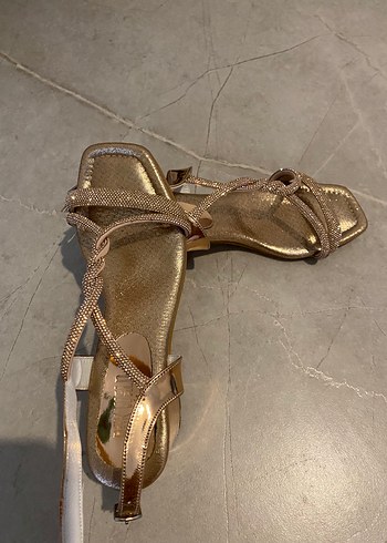 Altın Renkli Parlak Yılan Desenli İnce Topuklu - Görsel 3