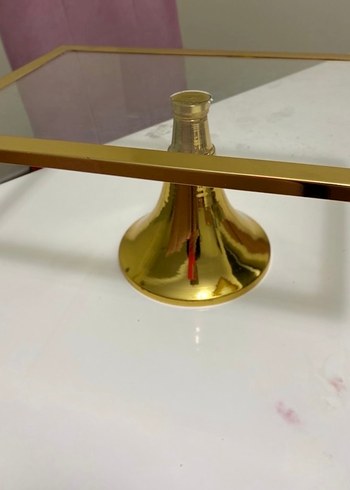 Altın Renkli Kare Desenli Çağdaş Sunum Standı - Görsel 2