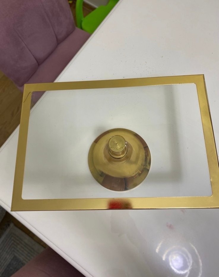 Altın Renkli Kare Desenli Çağdaş Sunum Standı - Görsel 3