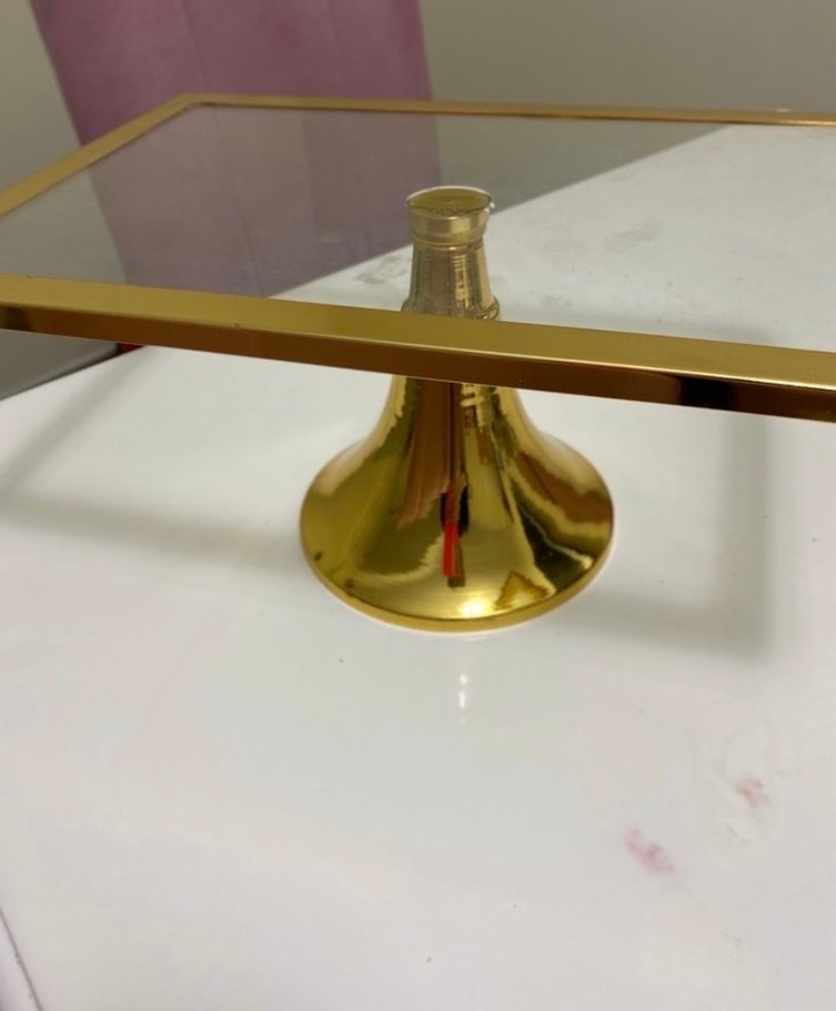 Altın Renkli Kare Desenli Çağdaş Sunum Standı - Görsel 2