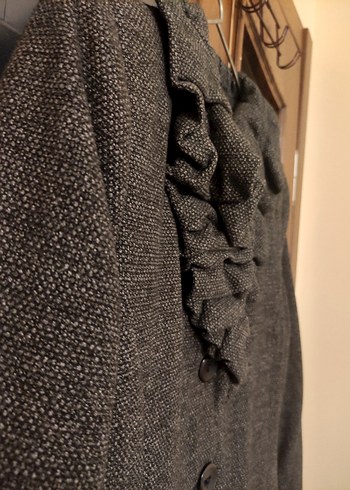 Düğmeli Fırfırlı Gri Kaban - Görsel 5