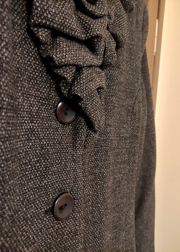 Düğmeli Fırfırlı Gri Kaban - Görsel 8