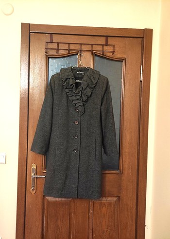 Düğmeli Fırfırlı Gri Kaban