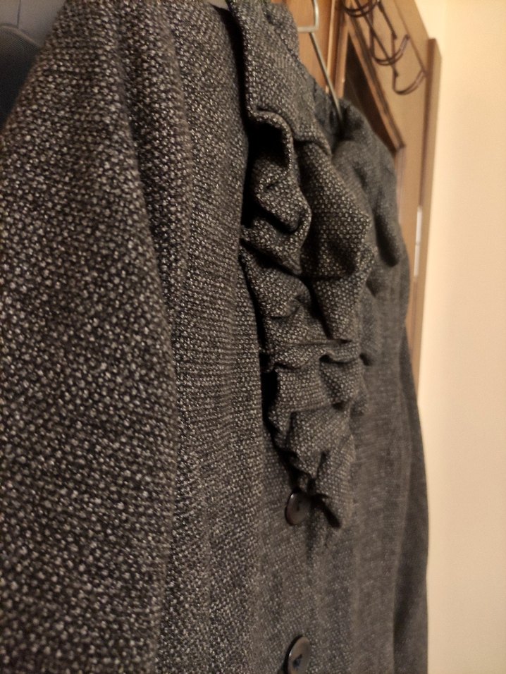 Düğmeli Fırfırlı Gri Kaban - Görsel 5