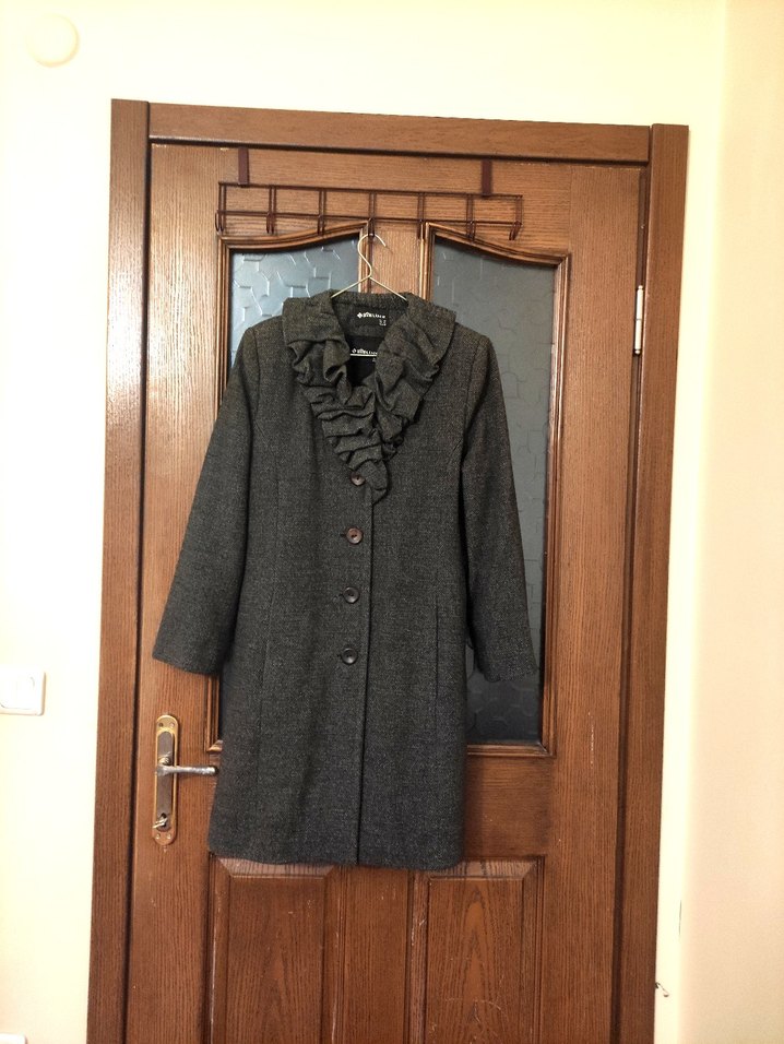 Düğmeli Fırfırlı Gri Kaban - Görsel 3