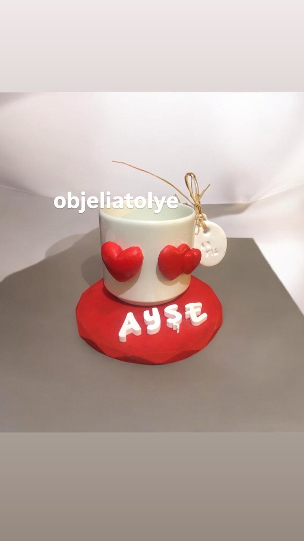 Beyaz Kahve Fincanı ve Kırmızı Taban - Görsel 4