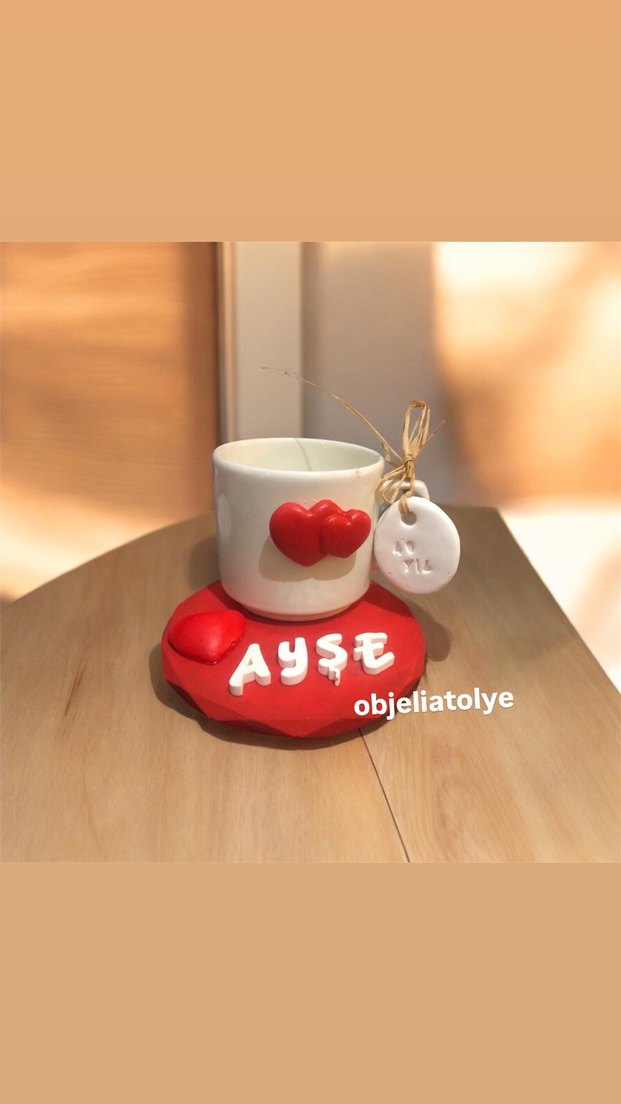 Beyaz Kahve Fincanı ve Kırmızı Taban - Görsel 3