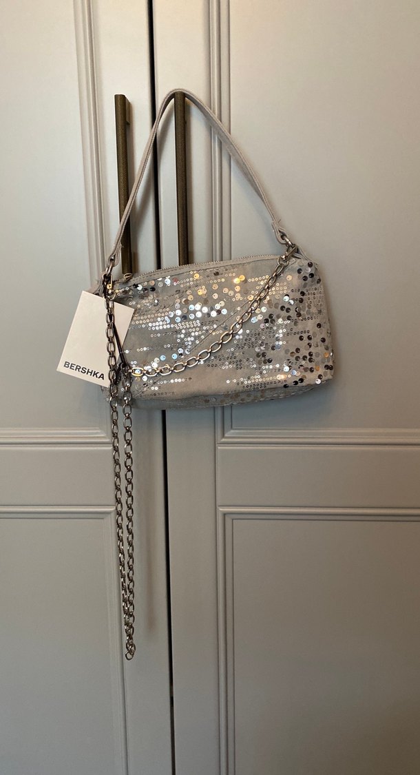 Gri Süet Zincir Detaylı Nakışlı Kadın Çanta - Görsel 2