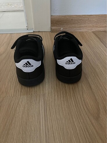 24 Beden Adidas çocuk ayakkabı