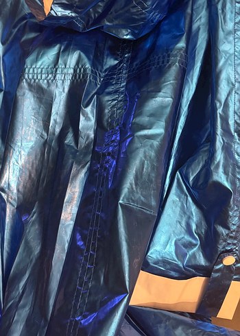 Parlak Mavi Uzun Düğmeli Kadın Yağmurluk - Görsel 5