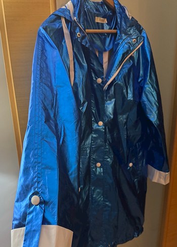 Parlak Mavi Uzun Düğmeli Kadın Yağmurluk - Görsel 2