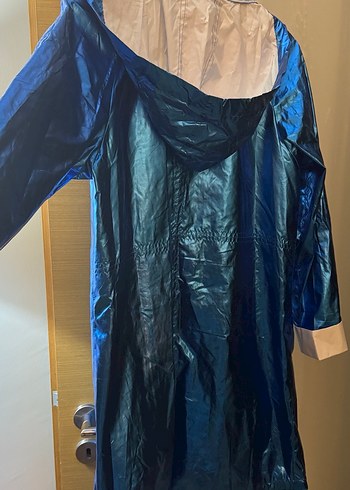 Parlak Mavi Uzun Düğmeli Kadın Yağmurluk - Görsel 3