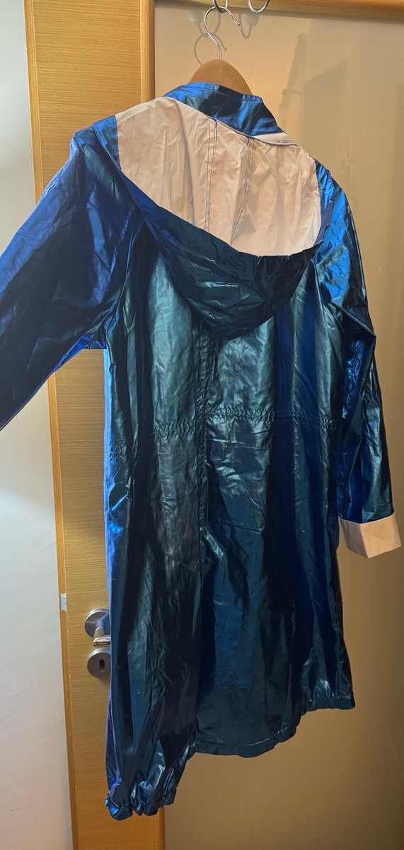 Parlak Mavi Uzun Düğmeli Kadın Yağmurluk - Görsel 3