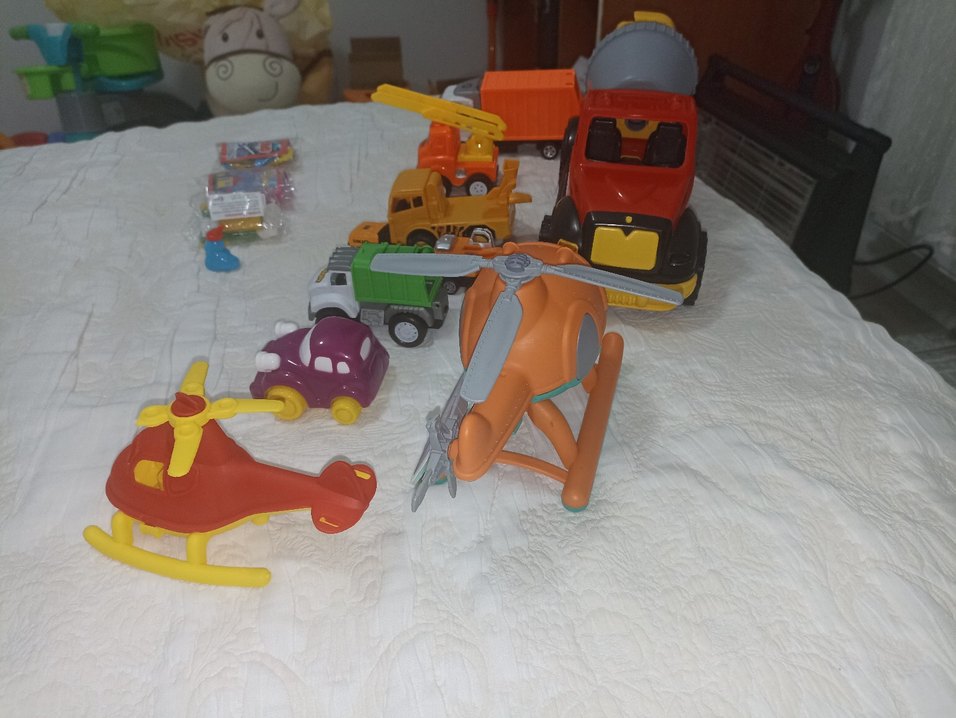 13 PARÇA OYUNCAK. İş Makinesi ,Araba,Helikopter, Topaç ve LEGO - Görsel 4