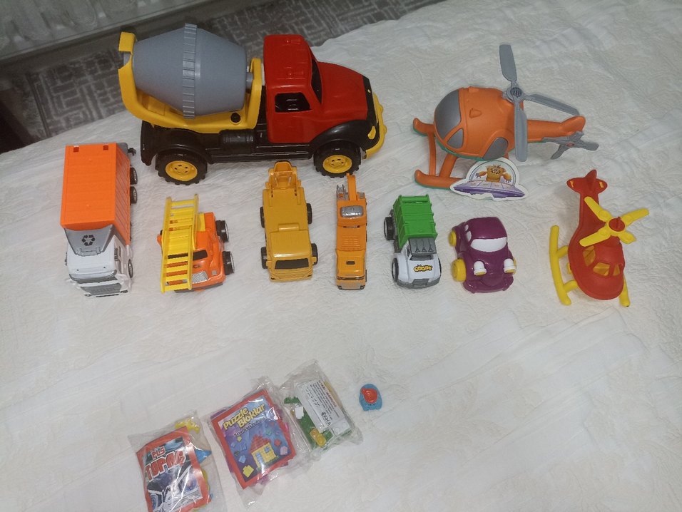13 PARÇA OYUNCAK. İş Makinesi ,Araba,Helikopter, Topaç ve LEGO - Görsel 2