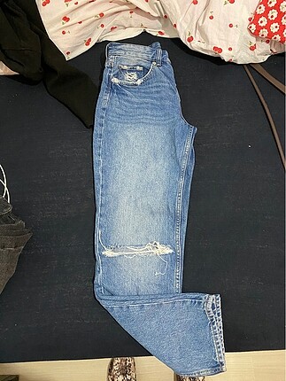 Normal belli yırtıklı mom jean